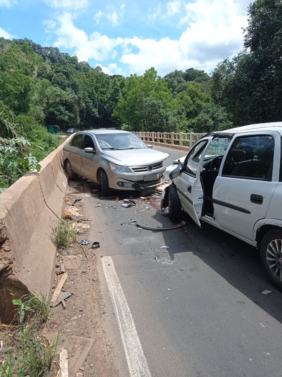 Criança de 7 anos fica ferida após colisão frontal sobre ponte em