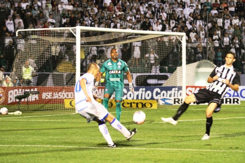 Marquinhos marca segundo gol da vitória do Avaí contra o Figueirense pela Série B de 2013 &#8211; Foto: Jamira Furlani/Avaí/ND
