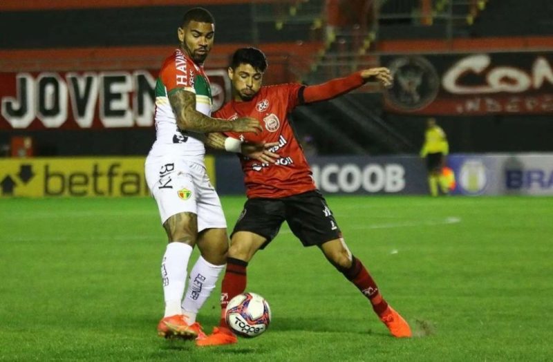Jhon Cley (esquerda) vai defender o Figueirense – Foto: Volmer Perez/Brasil de Pelotas/ND