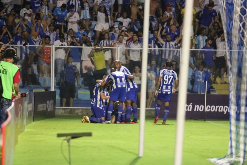 Jogadores do Avaí comemoram o primeiro gol do Avaí &#8211; Foto: Frederico Tadeu/Avaí/ND