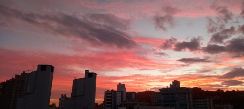 Cores de vermelho, laranja e rosa invadiram o c&eacute;u na regi&atilde;o sudeste do pa&iacute;s. – Foto: Manu Veiga / Divulga&ccedil;&atilde;o ND