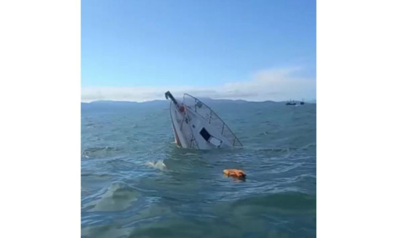 Imagem mostra ponta da lancha que afundou e que a Marinha irá apurar as causas