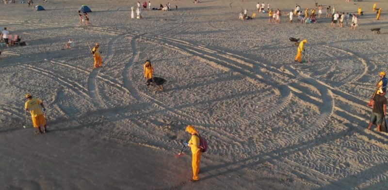Trabalhadores limpam praia de Balne&aacute;rio Cambori&uacute; ap&oacute;s festa de R&eacute;veillon – Foto: Jacson Botelho/NDTV