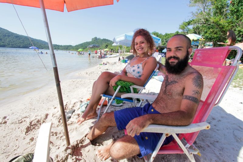 Turista de S&atilde;o Paulo, Luis gosta de fazer passeios de caiaque; ele est&aacute; em Floripa com a namorada Andreia – Foto: LEo Munhoz/ND