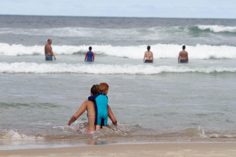 M&atilde;es e filhos na praia, mais uma cena comum no Santinho na &uacute;ltima quarta – Foto: Leo Munhoz/ND