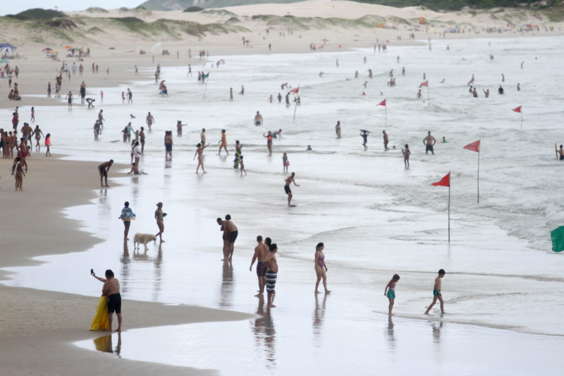 Para se refrescar, muita gente optou pelo banho de mar no Santinho na &uacute;ltima quarta-feira (12) – Foto: Leo Munhoz/ND