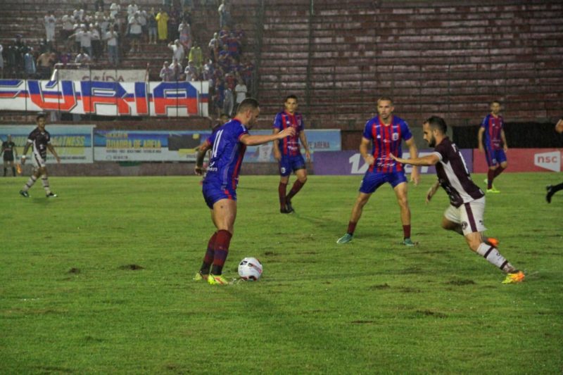 Imagem mostra jogadores do Marcílio e Juventus disputando bola