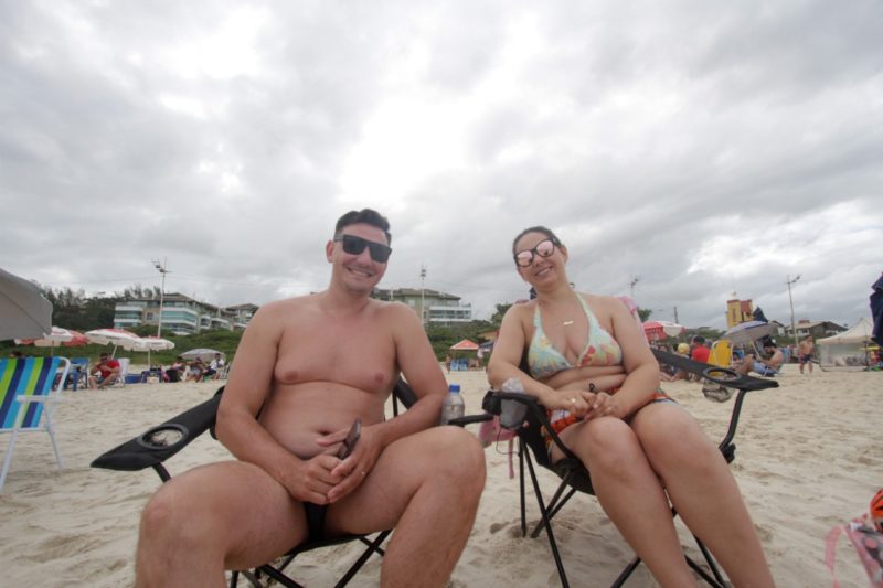 O casal Marcos e Cremice se preocupa apenas com a higiene das praias – Foto: Leo Munhoz/ND