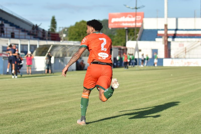 Lucas Barboza comemora o gol da vit&oacute;ria do Cambori&uacute; – Foto: Tiago Winter/CFC