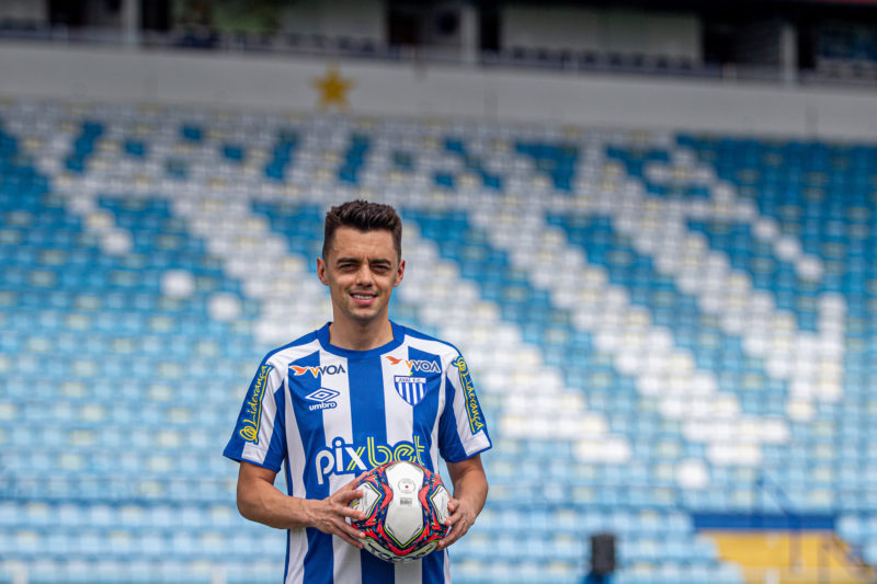 O lateral-direito Matheus Ribeiro foi apresentado oficialmente na manhã desta terça-feira (11) como reforço do Leão da Ilha para 2022. O atleta foi campeão da Série B pelo Atlético-GO e pela Chapecoense. Assim como também conquistou um Campeonato Catarinense pelo Verdão do Oeste e – Foto: Leandro Boeira/Avaí F.C
