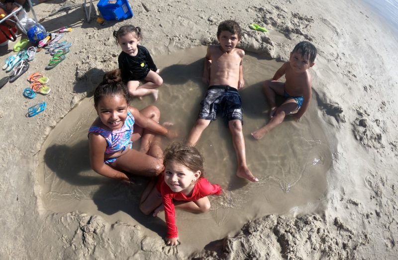 Crianças na praia da Daniela