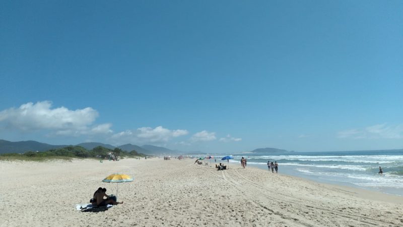 Praia do Campeche, que tem projeto para receber emiss&aacute;rio submarino – Foto: Michael Gon&ccedil;alves/ND