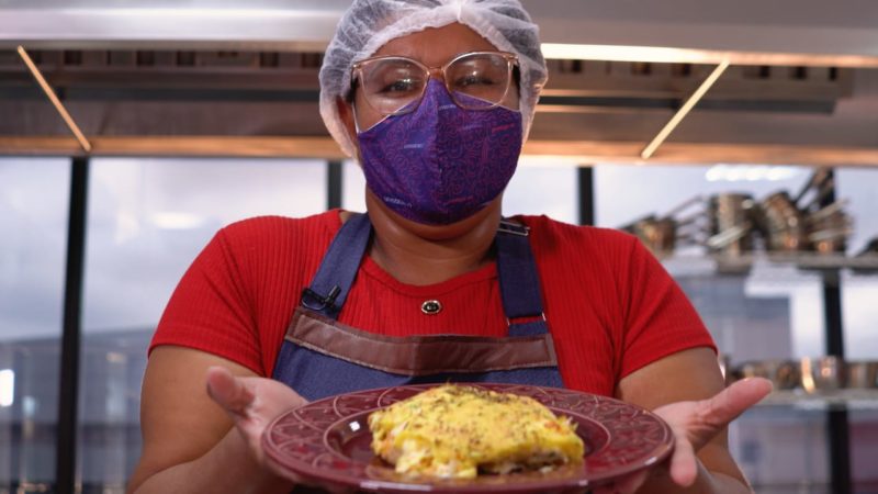 Cláudia sorri toda vez que o filho pede a torta de arroz criada por ela &#8211; Foto: Reprodução/Três Oitavos Filmes