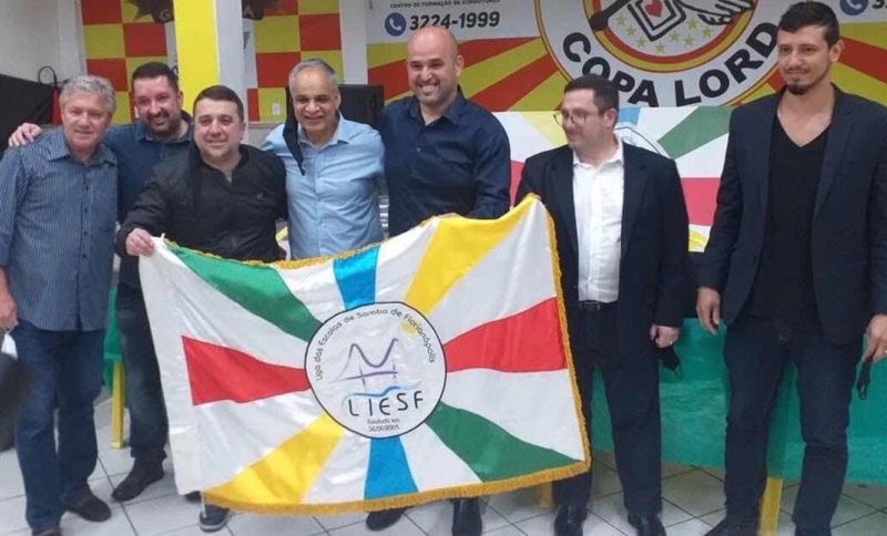 O presidente, Moacyr Gomes (centro), e o diretor jur&iacute;dico, Bernardo Pessi, com demais dirigentes da Liesf – Foto: Divulga&ccedil;&atilde;o/ND