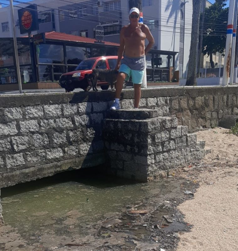 Z&eacute; Rui, morador de Coqueiros, diz que o mau cheiro est&aacute; insuport&aacute;vel – Foto: Divulga&ccedil;&atilde;o/ND