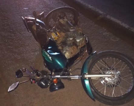 Acidente aconteceu próximo ao posto da PRF (Polícia Rodoviária Federal) e envolveu uma motocicleta Honda/Titan – Foto: Samu/ND