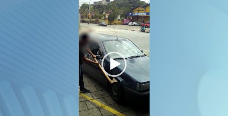 homem quebrou o carro com um machado em Blumenau