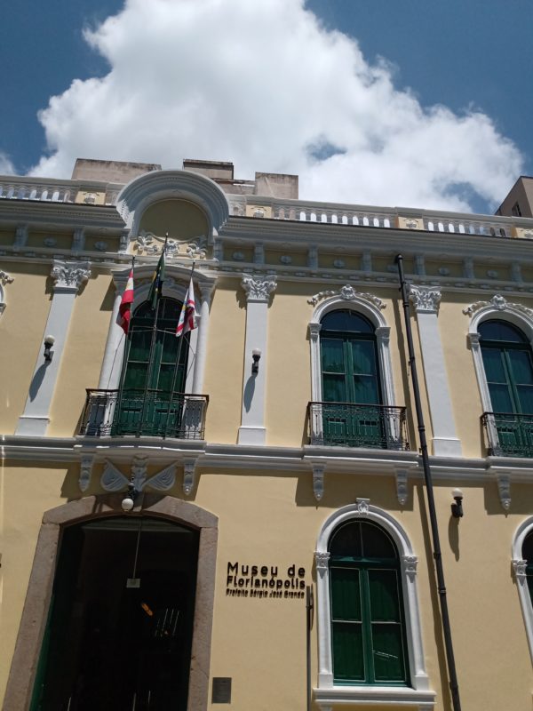 Museu foi inaugurado em novembro do ano passado, mas nome na fachada ainda n&atilde;o estava completo – Foto: Fabio Gadotti/ND