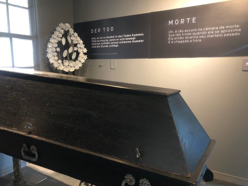 Museu tem uma sala que simula um vel&oacute;rio na &eacute;poca em que Blumenau ainda era col&ocirc;nia – Foto: Thayn&aacute; Costa/NDTV