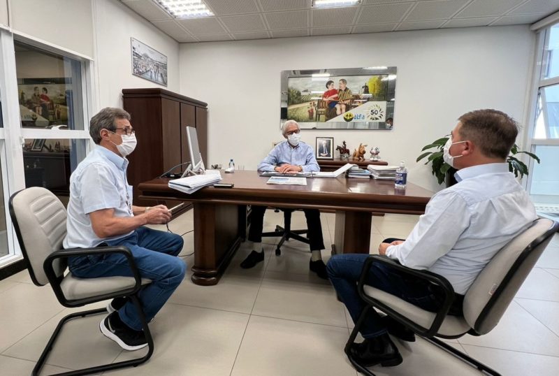 Nesta quarta-feira (5), o secret&aacute;rio de Estado da Agricultura, da Pesca e do Desenvolvimento Rural, Altair Silva, esteve com o presidente da Cooperalta, Romeu Bet – Foto: Nadia Michaltchuk/ND