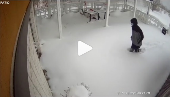 Homem atravessa 1,5 metro de neve para comer em restaurante – Foto: Reprodu&ccedil;&atilde;o/internet