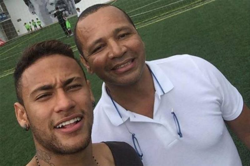 Neymar e pai em foto na frente do gramado