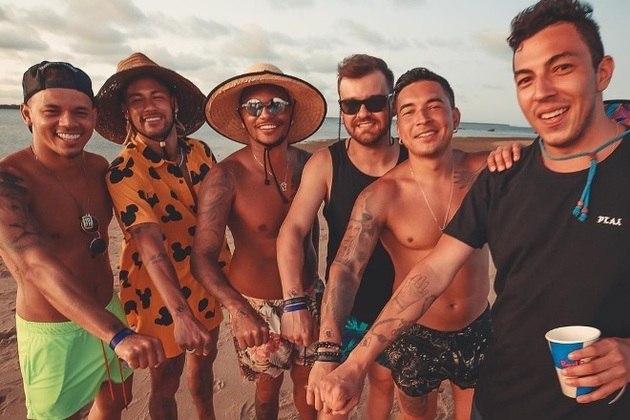 Neymar e os par&ccedil;as curtem praia – Foto: Internet/Reprodu&ccedil;&atilde;o/ND