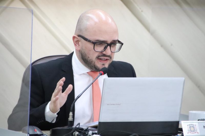 O vereador N&iacute;cola Martins prop&otilde;e realiza&ccedil;&atilde;o de audi&ecirc;ncia p&uacute;blica para cidade de Crici&uacute;ma discutir as leis que precisam ser alteradas para receber o novo sistema de comunica&ccedil;&atilde;o. – Foto: Nicola martinssssg1