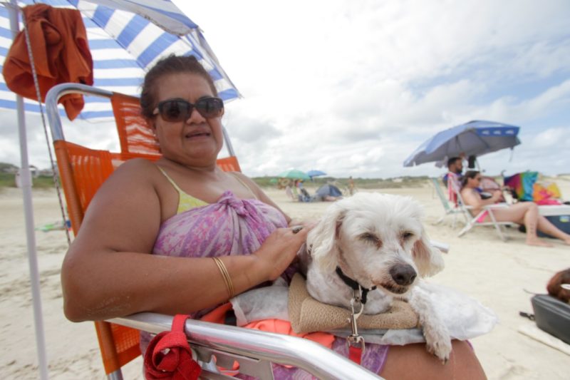 Argentina, Nora tamb&eacute;m quer aprova&ccedil;&atilde;o da lei; ela resgatou Chique, que sofria maus-tratos – Foto: Leo Munhoz/ND