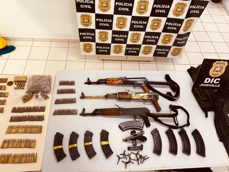 Armamento pesado tamb&eacute;m foi encontrado com os criminosos – Foto: PC/Divulga&ccedil;&atilde;o
