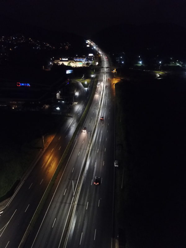 Lumin&aacute;rias foram instaladas em postes em trecho que liga o Itacorubi at&eacute; Jurer&ecirc; – Foto: Leonardo Sousa/PMF