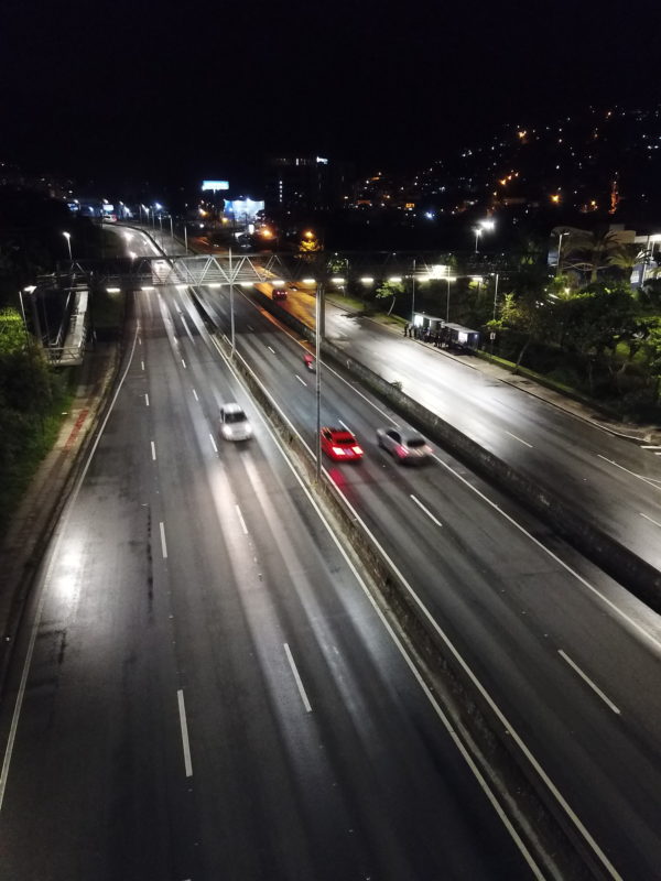 Movimento de carros na SC-401, com a nova ilumina&ccedil;&atilde;o – Foto: Leonardo Sousa/PMF/Divulga&ccedil;&atilde;o/ND