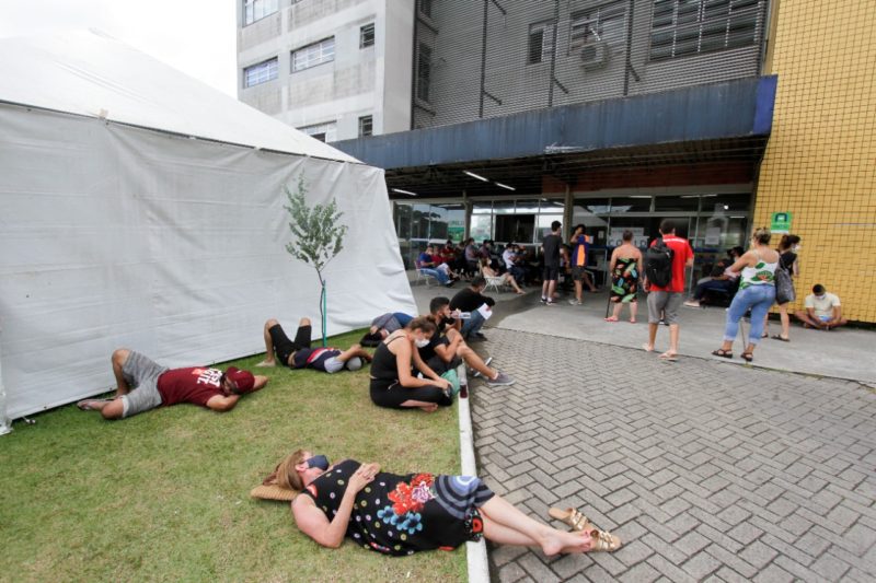 Muitos pacientes resolveram esperar deitados em frente a Upa Sul na ter&ccedil;a – Foto: Leo Munhoz/ND