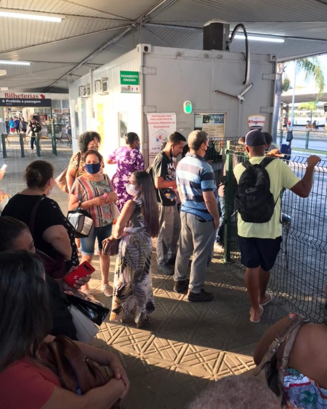 O reflexo da paralisa&ccedil;&atilde;o j&aacute; pode ser visto no Ticen (Terminal Integrado do Centro), onde dezenas de usu&aacute;rios esperam pela volta do servi&ccedil;o – Foto: WENNDEL PAIX&Atilde;O/NDTV