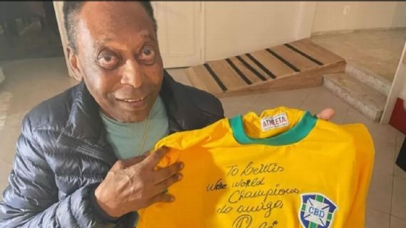 Pelé segura camisa da seleção brasileira