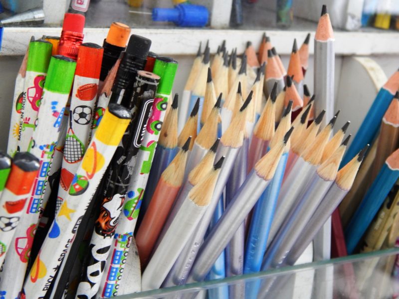 Foto mostra uma diversidade de lápis de escrever, itens da lista de material escolar