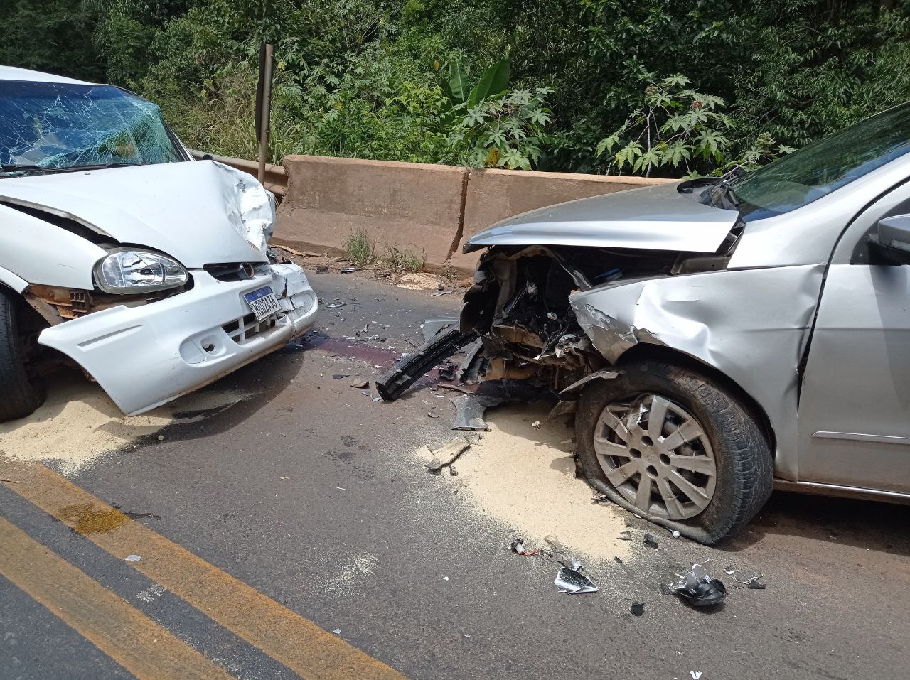 Criança de 7 anos fica ferida após colisão frontal sobre ponte em