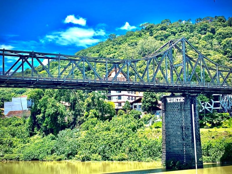 Prefeito usou as redes sociais para criticar picha&ccedil;&atilde;o na Ponte de Ferro em Blumenau – Foto: Mois&eacute;s Stuker/NDTV