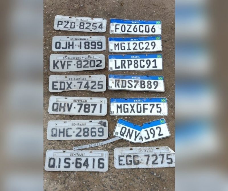 Placas ca&iacute;ram de ve&iacute;culos que passaram pelo t&uacute;nel alagado no S&atilde;o Roque – Foto: Reprodu&ccedil;&atilde;o/ND