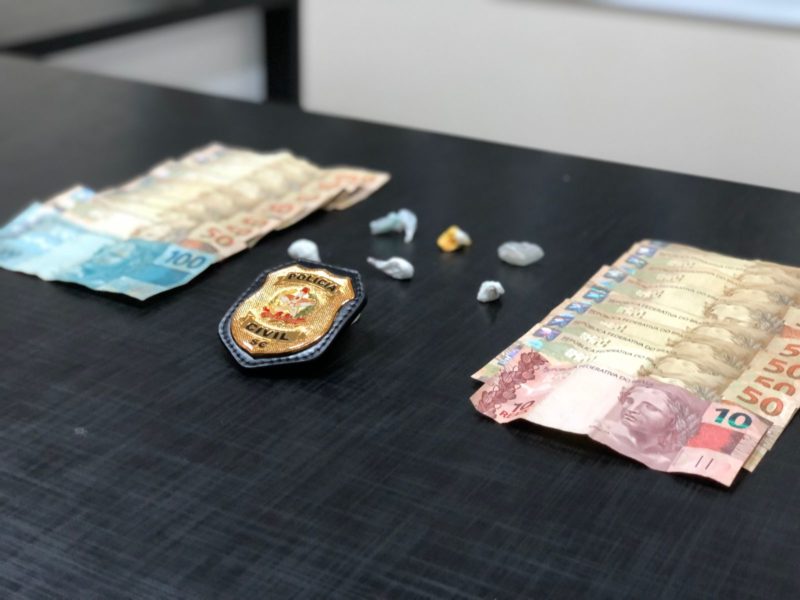 Droga e dinheiro foi apreendido pela Pol&iacute;cia Civil na noite desta sexta-feira (14) – Foto: Pol&iacute;cia Civil/ND
