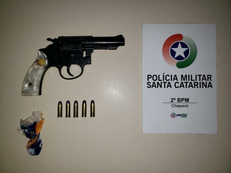 Policiais apreenderam um revólver, cinco munições e uma porção de cocaína &#8211; Foto: Polícia Militar/ND