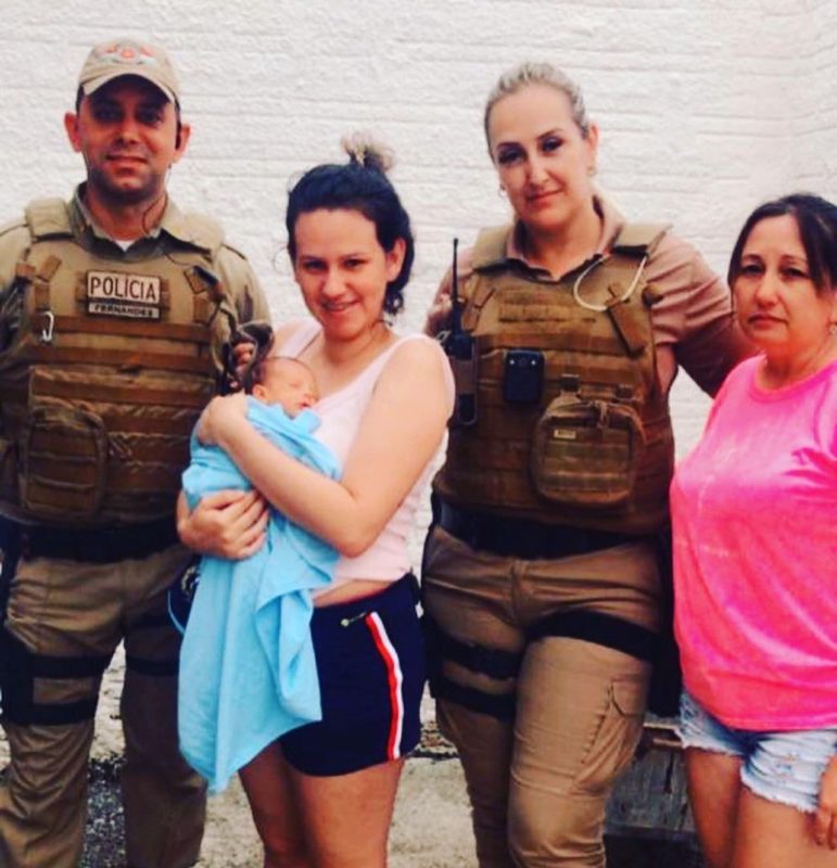 Mãe fez questão de fazer um registro com os policiais após salvarem seu filho – Foto: Divulgação/PM/ND