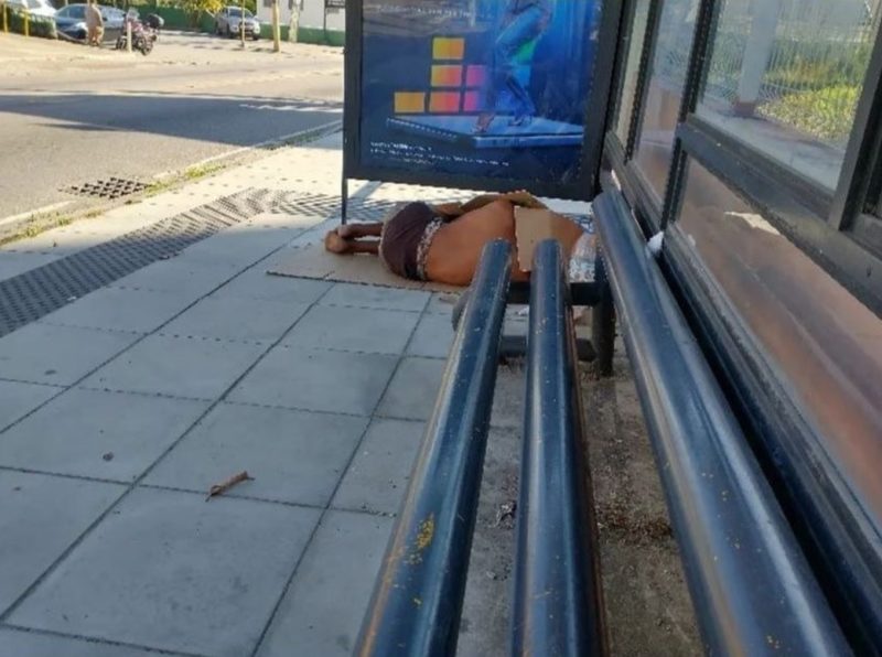 Foto compartilhada pelo padre mostra morador em situa&ccedil;&atilde;o de rua dormindo ao lado do banco – Foto: Divulga&ccedil;&atilde;o/ND