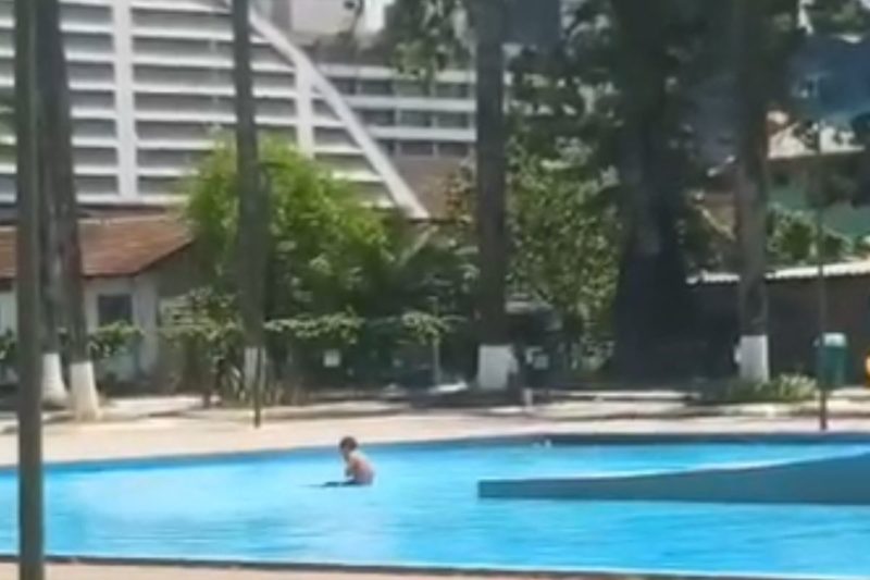 A cena chamou a atenção de um morador, que gravou o vídeo do menino se divertindo na água &#8211; Foto: Arquivo pessoal/Divulgação/ND