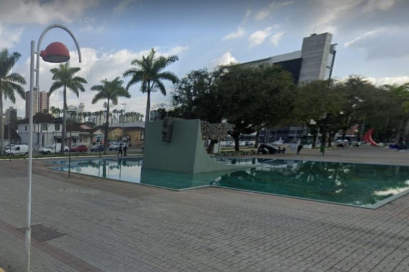 Praça onde o menino foi flagrado se refrescando &#8211; Foto: Google Maps/Divulgação/ND
