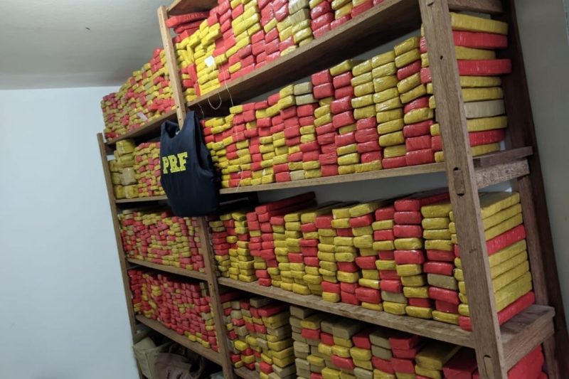 Foram apreendidos 1.220 tabletes de maconha e 20 pacotes de haxixe &#8211; Foto: PRF/Divulgação/ND