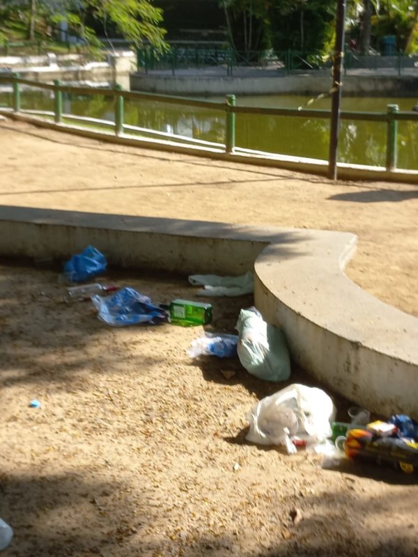 Lixo de todo o tipo foi jogado na Praça do Congresso &#8211; Foto: Redes sociais