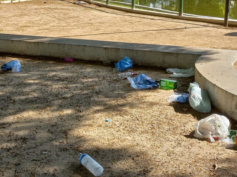Menos de um dia após ser limpa a praça do Congresso em Criciúma ficou assim, tomada pelo lixo – Foto: Redes sociais