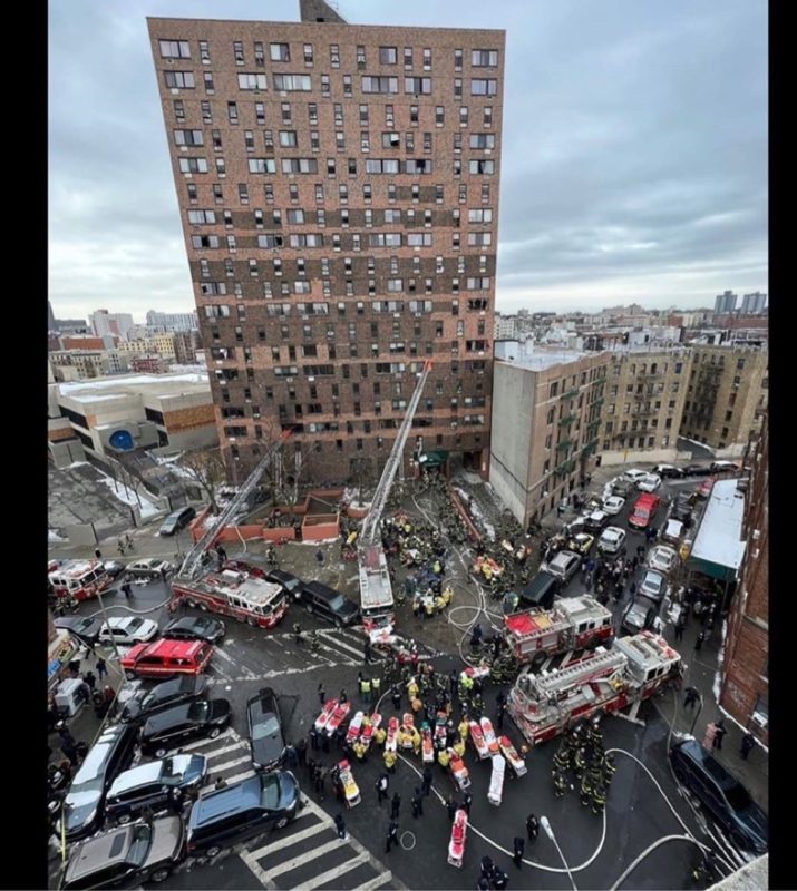 Pr&eacute;dio encontra-se em m&aacute;s condi&ccedil;&otilde;es ap&oacute;s inc&ecirc;ndio – Foto: FDNY/Reprodu&ccedil;&atilde;o/ND