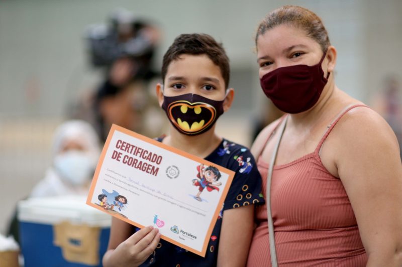 Certificado de coragem foi entregue às crianças que tomaram a vacina em Fortaleza &#8211; Foto: Twitter/Prefeitura de Fortaleza/Divulgação ND